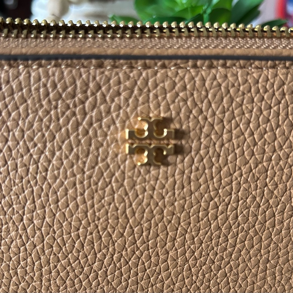 Tory Burch Brown Leather Blake Slim Crossbody/Pouch with Gold Accent NWT - Picture 3 of 7